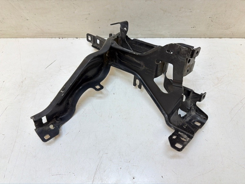 Кронштейн фар левый