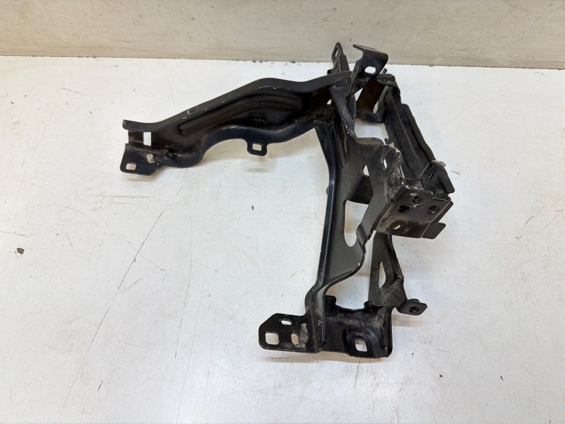 Кронштейн фар левый