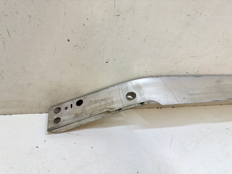 Усилитель переднего бампера