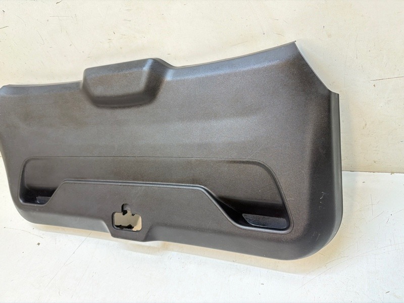 Обшивка крышки багажника