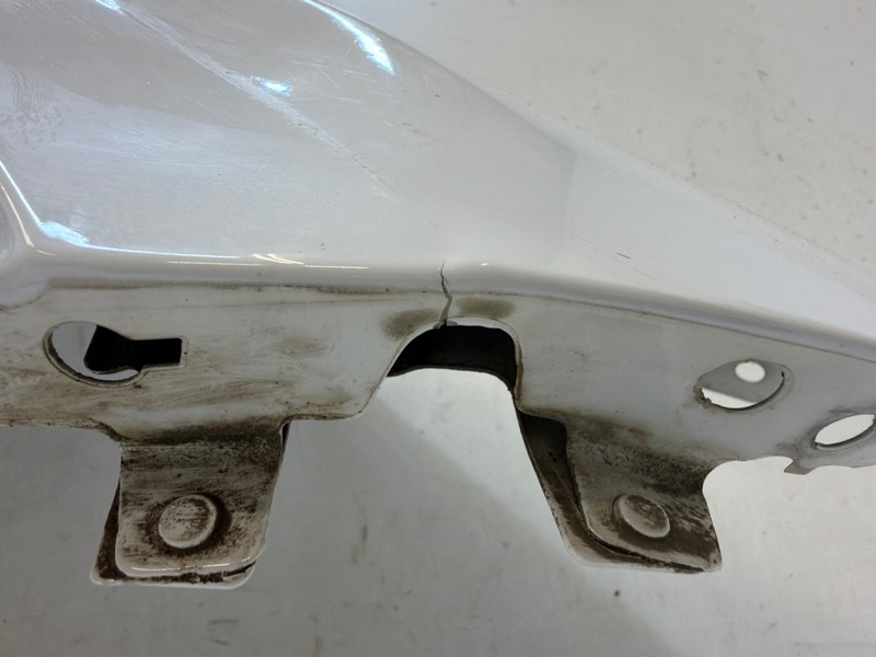 Крыло переднее правое