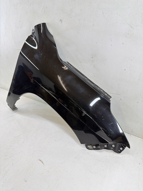 Крыло переднее правое