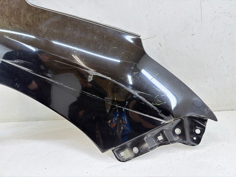 Крыло переднее правое