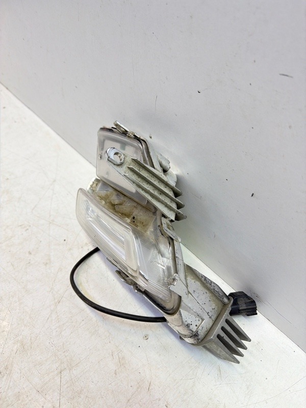 Фара противотуманная левая