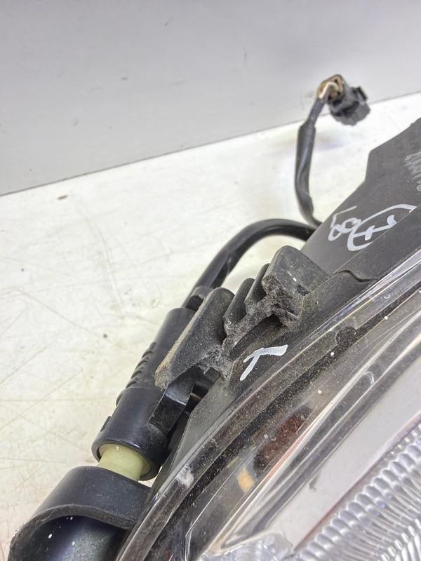 Фара противотуманная левая