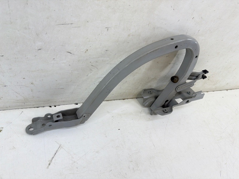 Петля крышки багажника