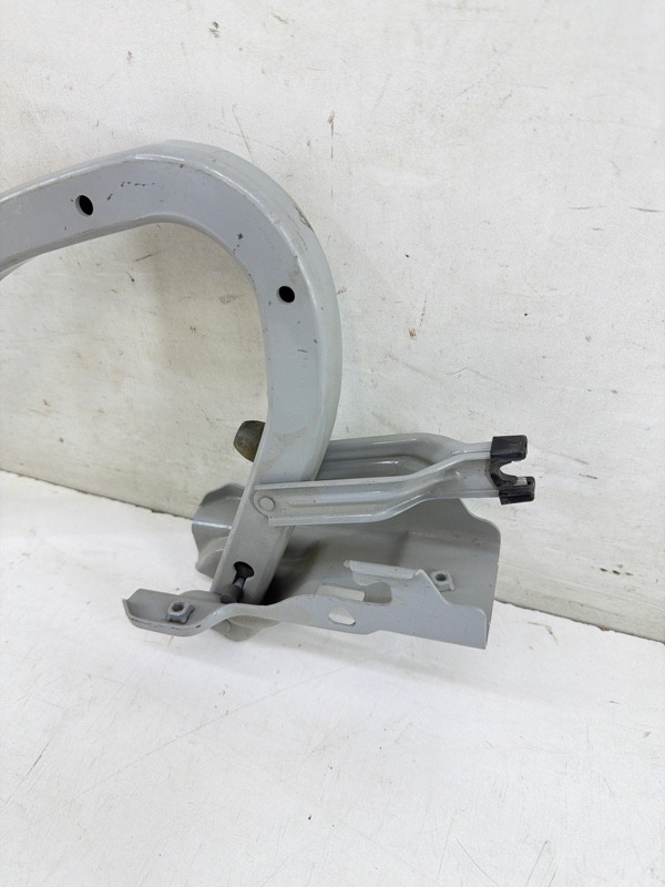 Петля крышки багажника