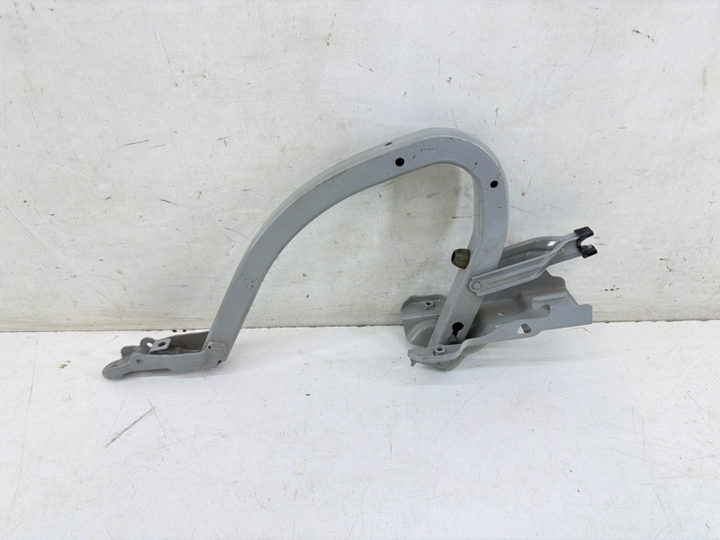 Петля крышки багажника