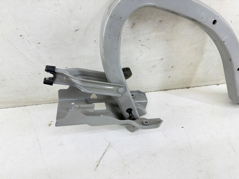 Петля крышки багажника