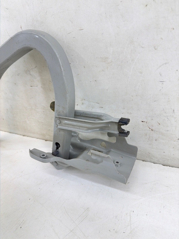 Петля крышки багажника