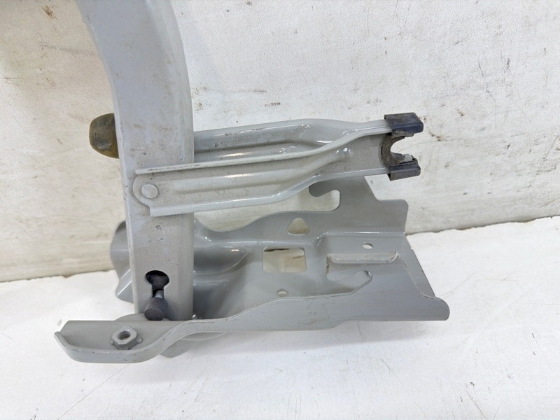 Петля крышки багажника