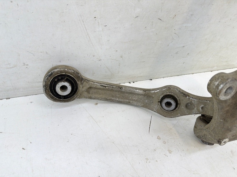 Кулак поворотный передний правый