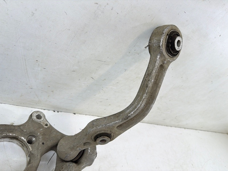 Кулак поворотный передний правый