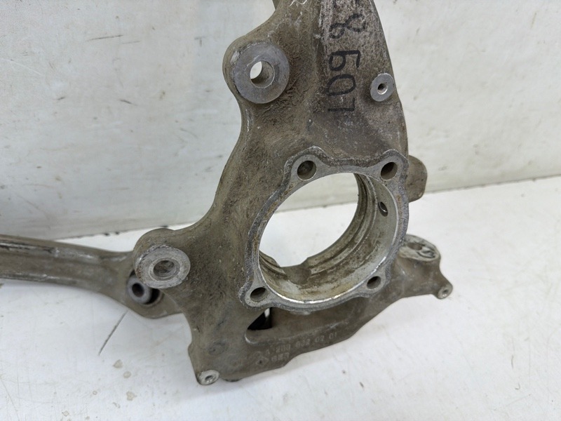 Кулак поворотный передний правый