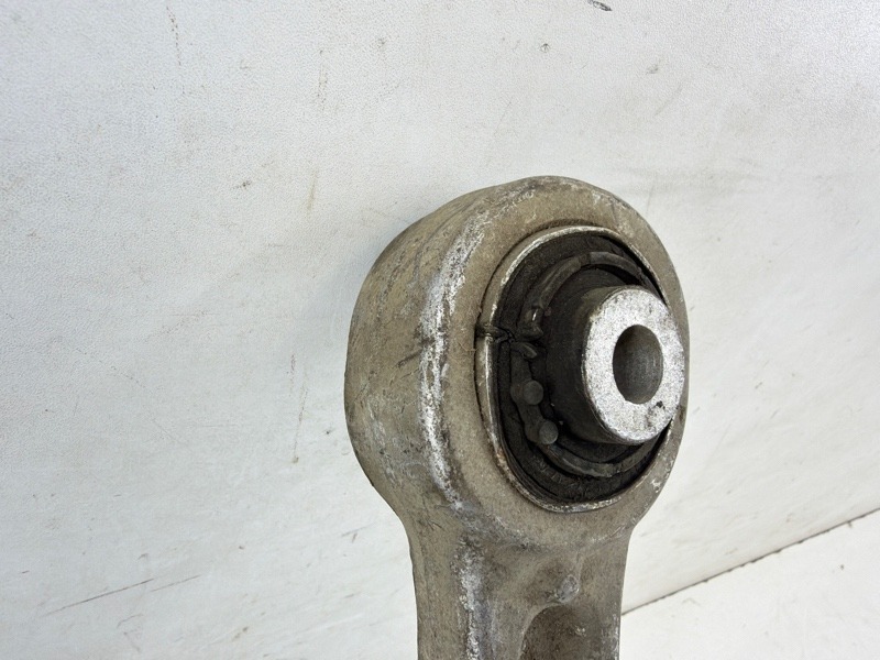 Кулак поворотный передний правый