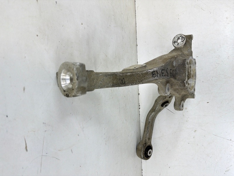 Кулак поворотный передний правый