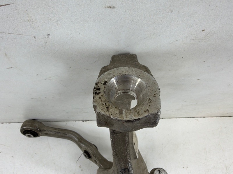 Кулак поворотный передний правый