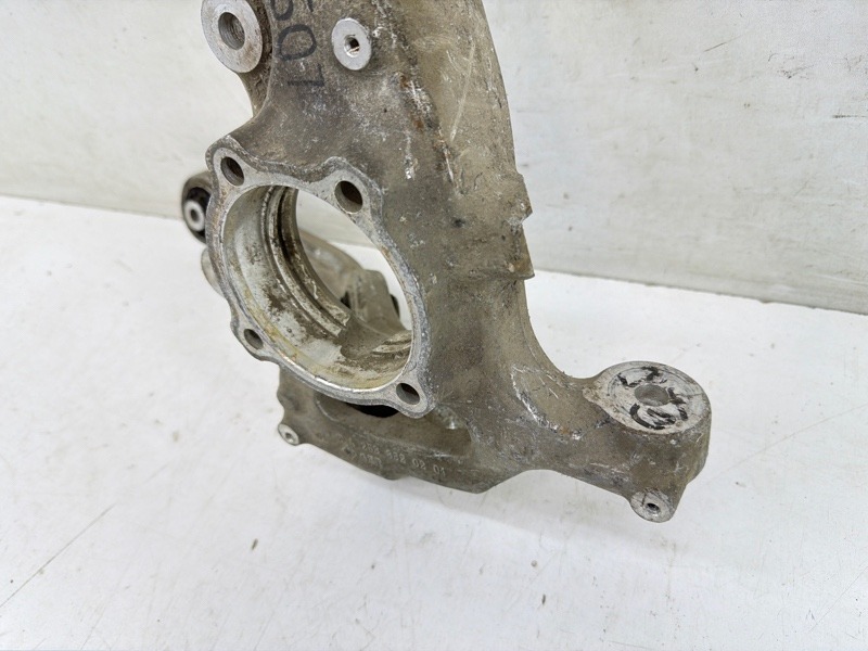 Кулак поворотный передний правый