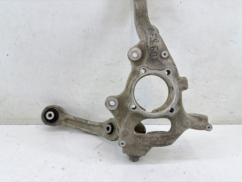 Кулак поворотный передний правый