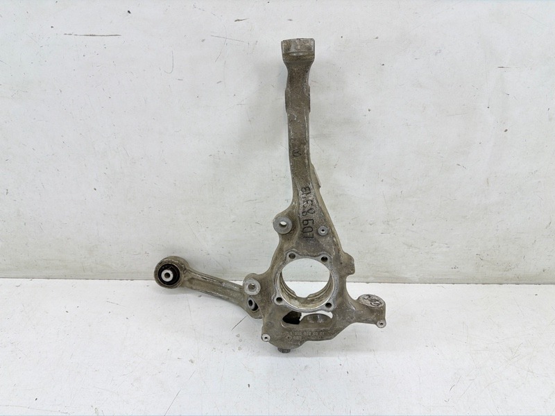 Кулак поворотный передний правый