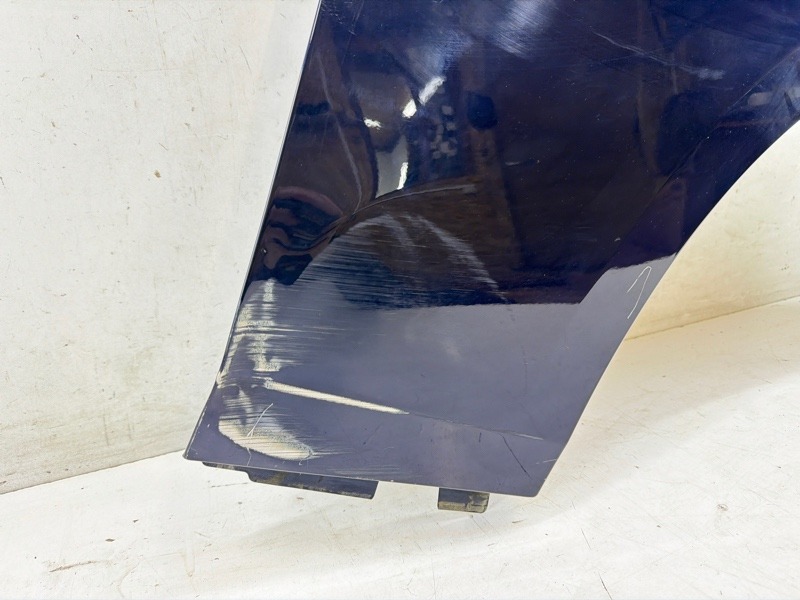 Крыло переднее правое