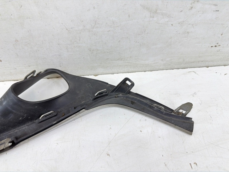 Рамка противотуманной фары правой