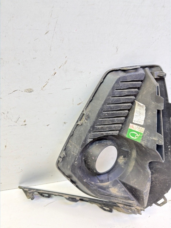 Рамка противотуманной фары правой