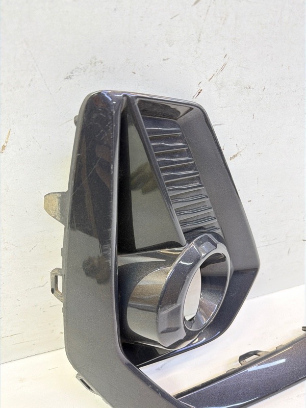 Рамка противотуманной фары правой