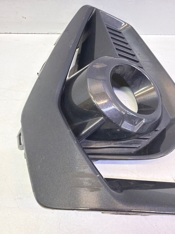 Рамка противотуманной фары правой