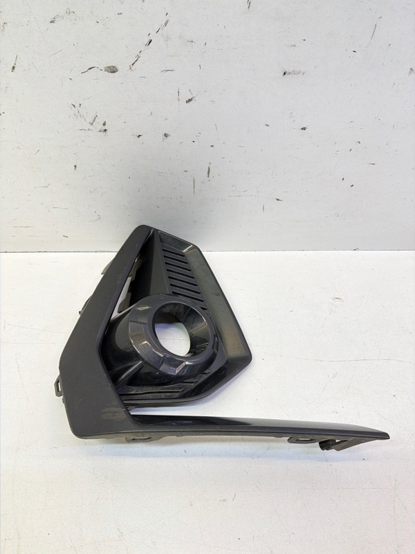 Рамка противотуманной фары правой