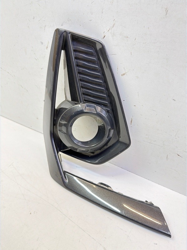 Рамка противотуманной фары правой