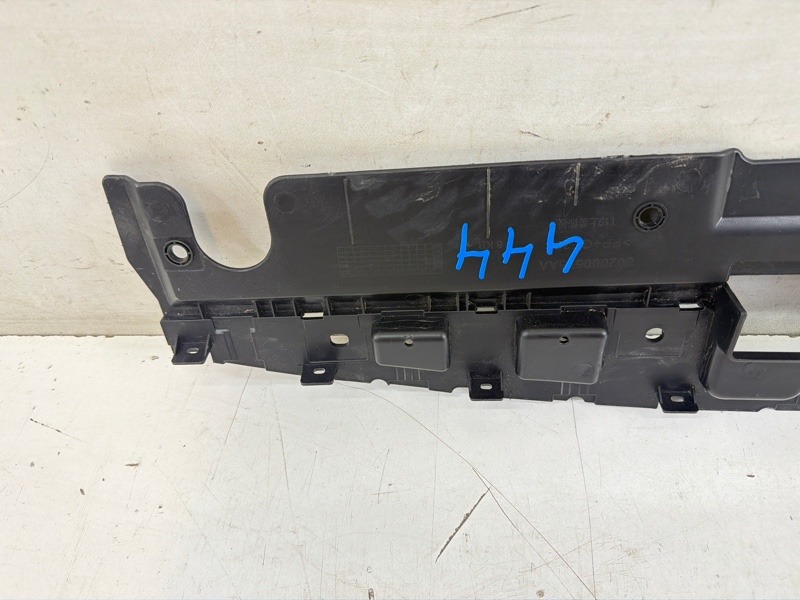 Кожух замка капота