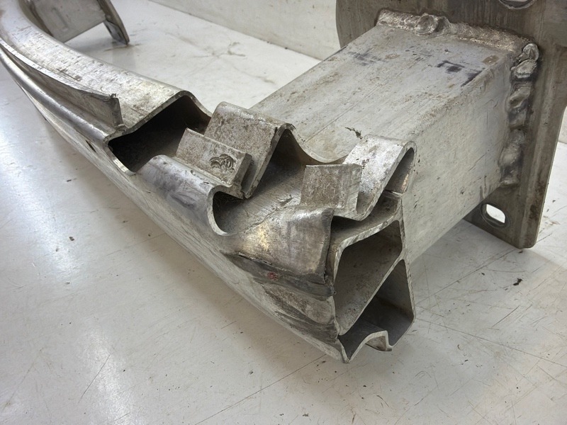 Усилитель заднего бампера