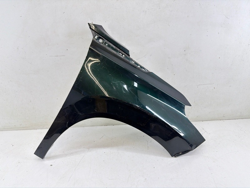 Крыло переднее правое