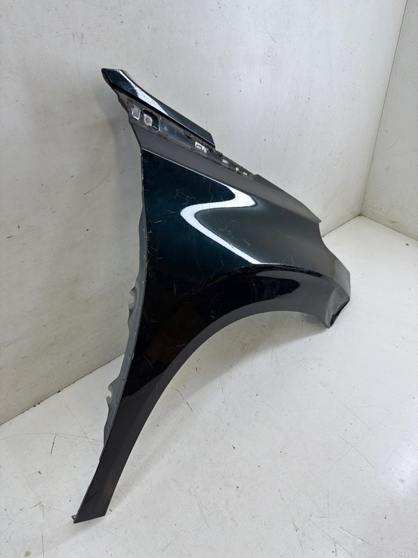 Крыло переднее правое