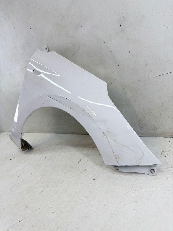 Крыло переднее правое