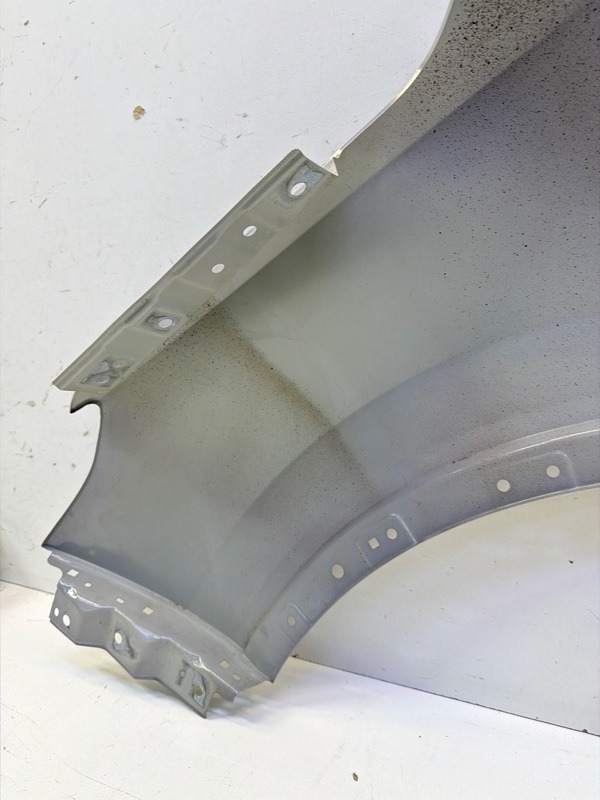 Крыло переднее правое