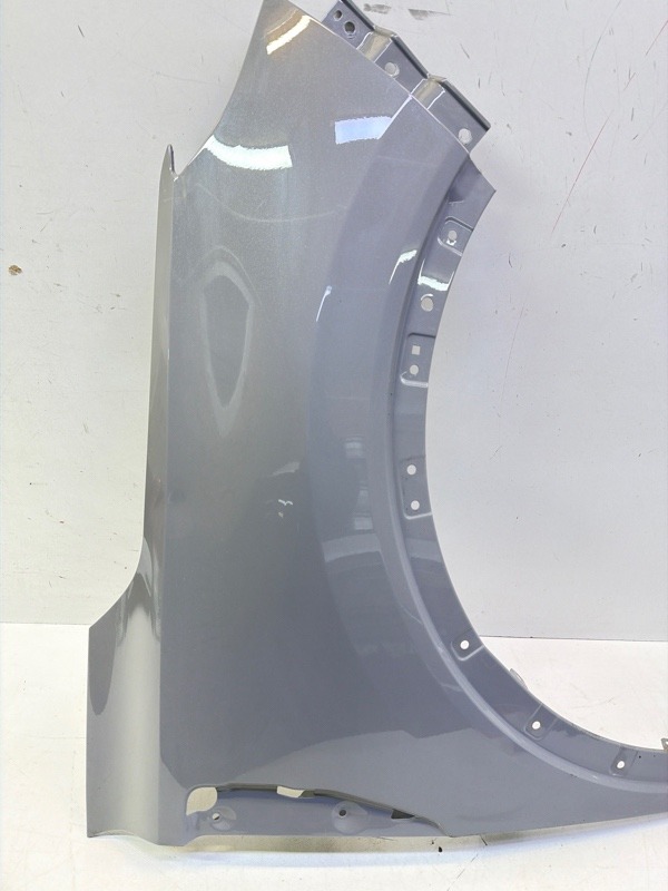 Крыло переднее правое