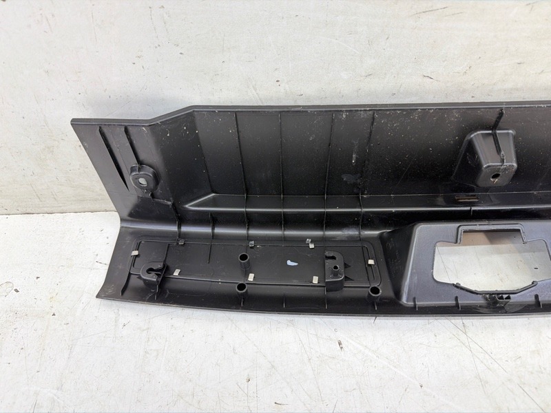 Кожух замка багажника