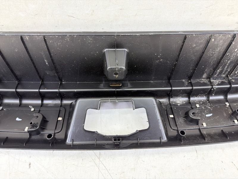 Кожух замка багажника