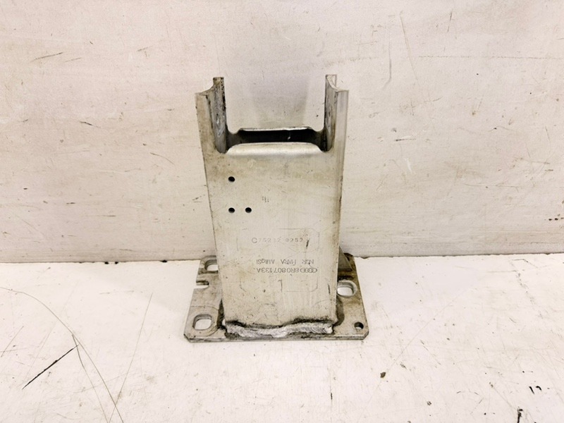 Кронштейн усилителя переднего бампера левый