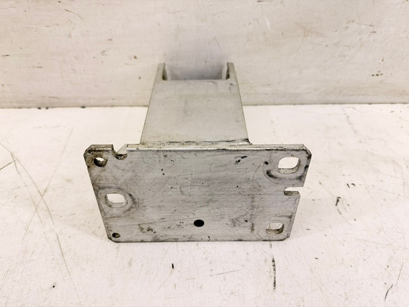 Кронштейн усилителя переднего бампера левый