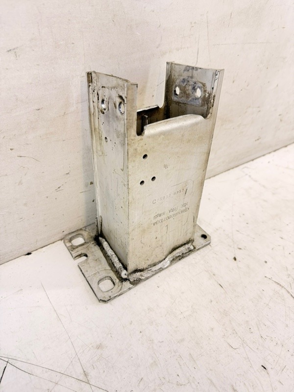 Кронштейн усилителя переднего бампера левый