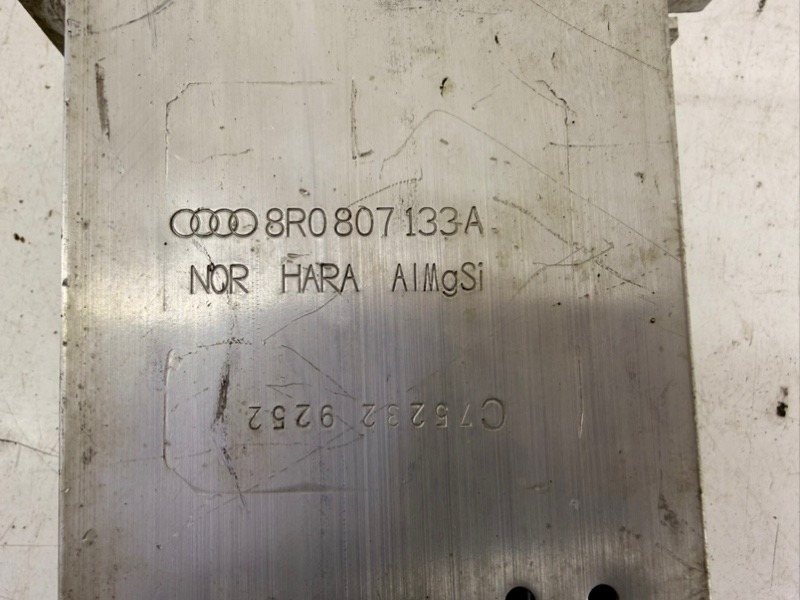 Кронштейн усилителя переднего бампера левый