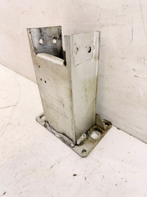 Кронштейн усилителя переднего бампера левый