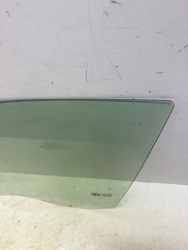Стекло двери передней