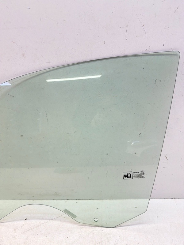 Стекло двери передней