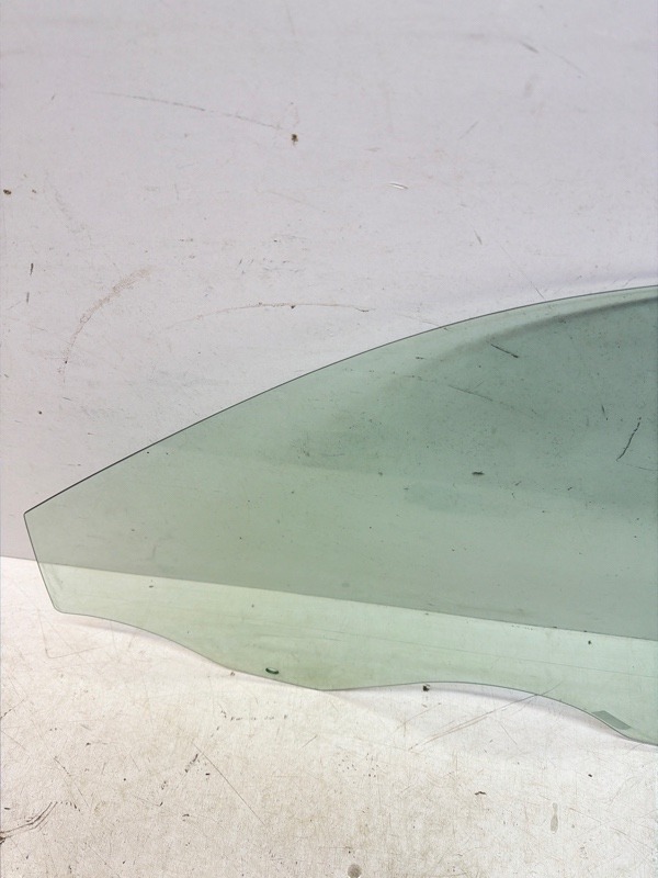 Стекло двери передней