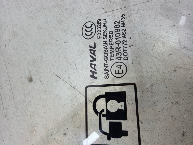 Стекло двери передней