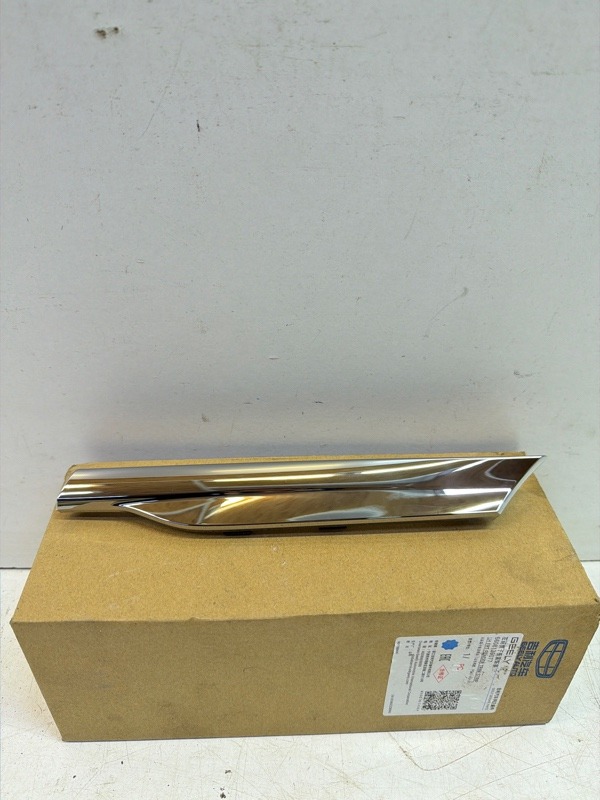 Накладка переднего крыла левого